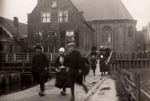Een kerkuitgang op Marken in 1921.