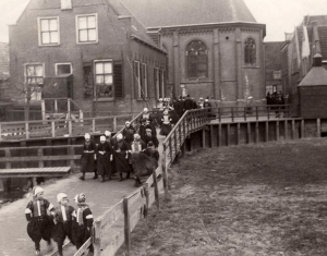 Kerkuitgang op Marken in 1921.