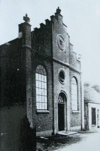 De voormalige gereformeerde kerk die in 1892 in gebruik genomen werd. De eerste steen zit boven de hoofdingang.