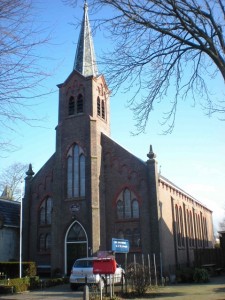 De in 1902 in gebruik gneomen gereformeerde kerk te Ooasterend.