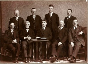 De kerkenraad in de tijd van ds. Boer (rond 1930): staande: de diakenen Pesman, Doornbos, Arkema en Winter; zittend: de ouderlingen Heslinga en Kiers, ds. Boer en de ouderlingen Veldman en Maas. 