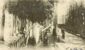 De Zandstraat rond 1900, met rechts het christelijk gereformeerde kerkje.