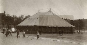 Deze tent werd gebruikt bij de evangelsiatie in Amsterdam, 1909. Oude ansichtkaart.