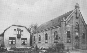 De gereformeerde kerk met de pastorie te Wierden.