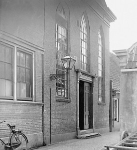 De nieuwe kerk aan de Stoel;draaijerstraat (later de KLeine Kerkstraat genoemd). Links de gereformeerde school.