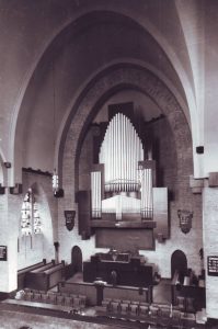 Het interieur van de Oosterkerk te Groningen na de plaatsing van het orgel. Let ook op het doophek met lezenaar (al lang gelden verwijderd) ewn oip de avondmaalstafels met aan weerszijden twee rijen stoelen.