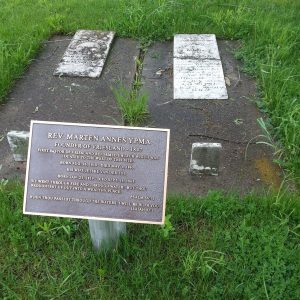Bij de graven van ds. Ypma en zijn echtgenote werd een herinneringsbord geplaatst.