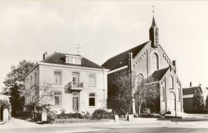 De Westerkerk met pastorie (de uitbouw werd later aangebracht).