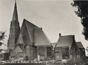 De in 1929 in gebruik genomen monumentale gereformeerde kerk te Andijk.