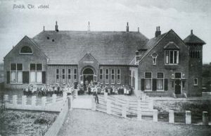 De Dr. Kuyoperschool te Andijk, in 1863 gesticht. Nieuwbouw 1914.