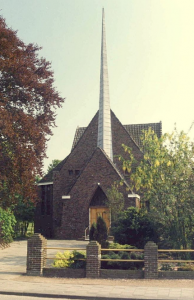 Dit is de gereformeerde kerk te Oostwold die in 1930 in gebruik genomen werd. Merk op dat het uiterlijk van ´t Schienvat vrijwel identiek is aan deze kerk.