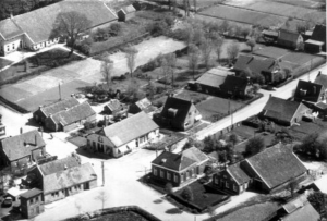 Finsterwolde jaren '50. Kruispunt Hoofdweg-Klinkerweg-Goldhoorn-Westbaan.