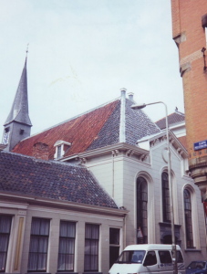 Toen de Zuiderkerk te gevaarlijk werd, kwam men o.a. in de hervormde Pelstergasthuiskerk bijeen.