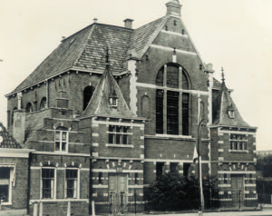 De door Kuipers gebouwde gereformeerde kerk te Makkum (1888-1964).