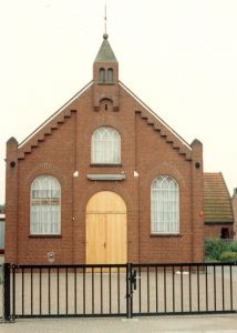 In 1984 werd het kerkjje te Nieuweschans verkocht (Foto: Reliwiki. mevr. Stok-Britting, Krommenie)