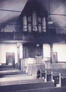 Het interieurvan de gereformeerde kerk voor de verbouwing in 1965.