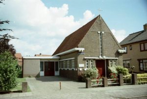 Het (voormalig) evangelisatiegebouwtje in Noordwolde. De uitbouw dateert van later. Nu behoort deze kerk tot de Voortgezette Gereformeerde Kerk (vGKN).