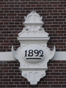 Ter herinnering aan de 'Vereeniging van 1892'werd deze gedenksteen in de voorgevel van de kerk aangebracht (foto: Reliwiki, Steven van Valen).