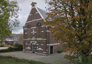 De v/m. gereformeerde kerk aan de Molenstraat te Zwammerdam.