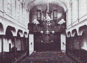 WEen van de oudste Haagse gereformeerde kerken: die aan de Nobelstraatkerk van binnen (in gebruik van 1850 tot 1911.
