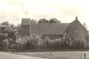 De met een toren vergrote kerk in 1939.