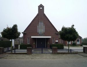 De voorgevel van de kerk te Meeuwen. 