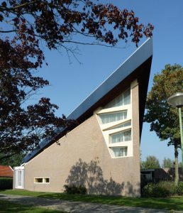 De gereformeerde kerk aan de Van der Dussenlaan, die in 1968 in gebruik genomen werd. 