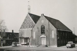 De oude en de nieuwe gereformeerde kerk te Lopik.
