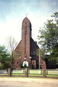 De nieuwe in 1933 in gebruik genomen gereformeerde kerk te Onderdendam.