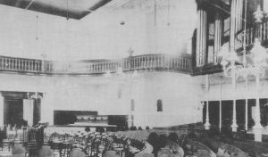 De gereformeerden uit Onderdendam kerkten voor de instituering van hun kerk in de kerk aan de Grotestraat in Bedum (). Deze foto werd voor 1920 genomen.