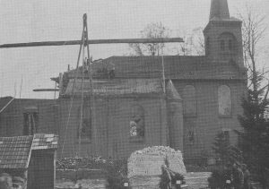 Debouw van de huidige kerk van Emlichheim in 1925 (op de voorgrond zijn de resten van het oude kerkje nog zicutbaar0