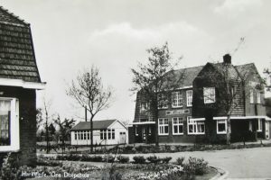 Na de Vrijmakiong tot 1970 werden de gereformeerde kerkdiensten in het Dorpshuis gehouden. 