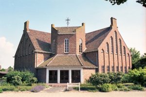 De in 1953 in gebruik genomen gereformeerde (nu protestantse) kerk te Serooskerke (foto: Reliwiki, Jan van der Veen, Drachten).