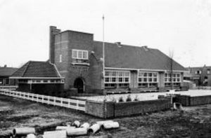 Nadat de kinderen eerst in een houten schoollokaalles gekregen hadden werd op 6 april 1932 de nieuwe christelijke school in gebruik gneomen
