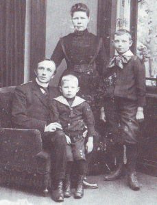 Ds. J. Gispen () met zijn gezin.