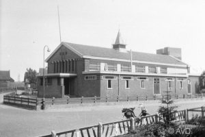 Het evangelisatie- en recreatiegebouw, ook gebruikt als kerkzaal, te Den Oever.
