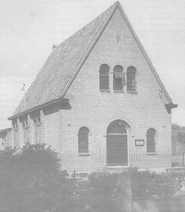 Het kerkje in 1926, toen er nog niet verbouwd was.