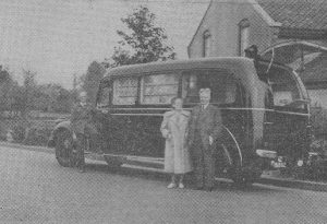 De heer en mevrouw Schotvanger (en de chauffeur) bij de evangelisatiewagen.