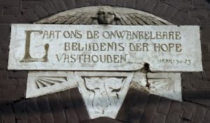 De gevelsteen in de muur van de Haagse Oostekerk.
