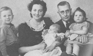 Ds. C. Moens en zijn jonge gezin.