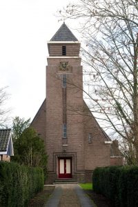 Het vooraanzicht van de gereformeerde kerk te Landsmeer.