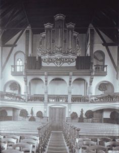 Het orgel uit 1913. Let ook op de stoelen voorin de kerk.