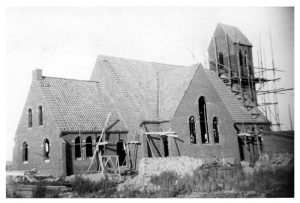 De gereformeerde kerk te Middenmeer in aanbouw (1932).