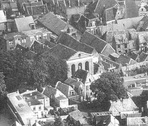 Luchtfoto van de synagoge met erachter de panden die door de kerk gekocht werden.